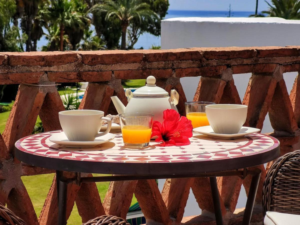 Spacious Beachfront Town House In Estepona With Fully Equipped Kitchen, Pools, Garden, Sea View Exterior foto
