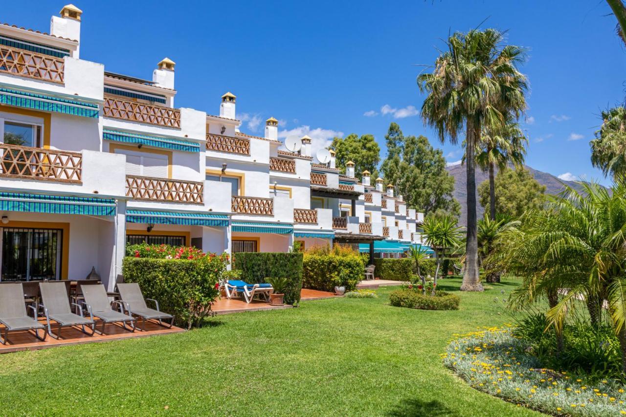 Spacious Beachfront Town House In Estepona With Fully Equipped Kitchen, Pools, Garden, Sea View Exterior foto