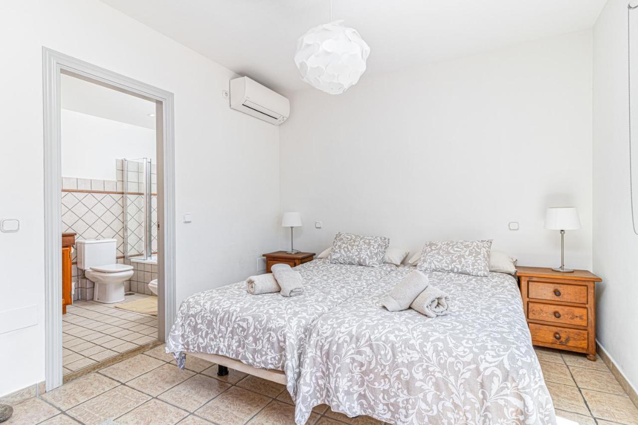 Spacious Beachfront Town House In Estepona With Fully Equipped Kitchen, Pools, Garden, Sea View Exterior foto
