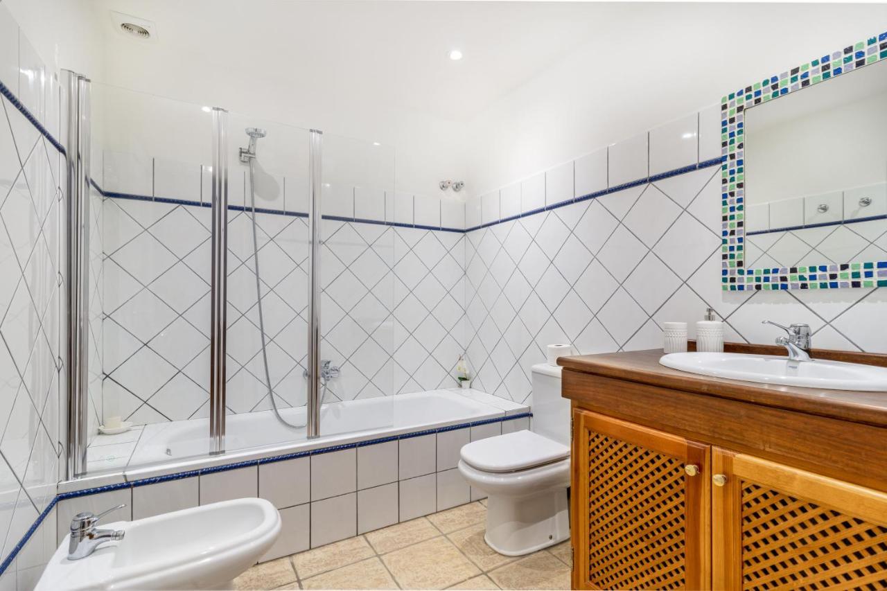 Spacious Beachfront Town House In Estepona With Fully Equipped Kitchen, Pools, Garden, Sea View Exterior foto