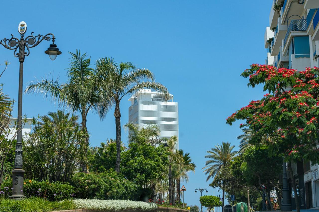 Spacious Beachfront Town House In Estepona With Fully Equipped Kitchen, Pools, Garden, Sea View Exterior foto